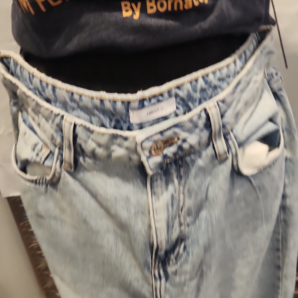 Forever 21 Light Wash Relaxed Jeans